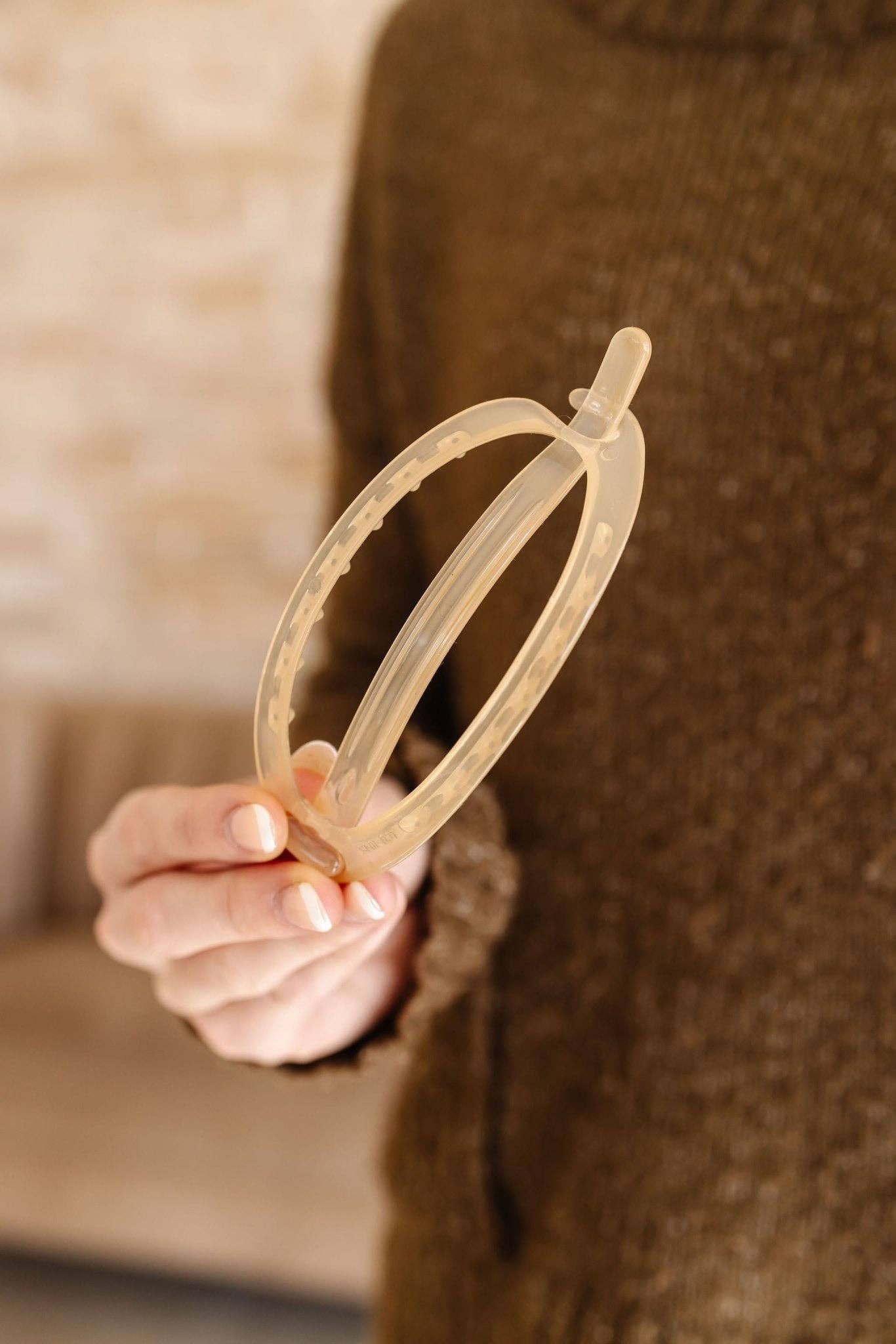 Cutout Oval Clip - Two Color Choices