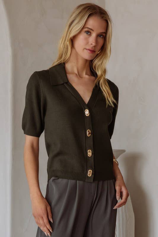 SKIES ARE BLUE - Short Sleeve Knit Top With Gold Twist Lock Buttons: Dark Olive