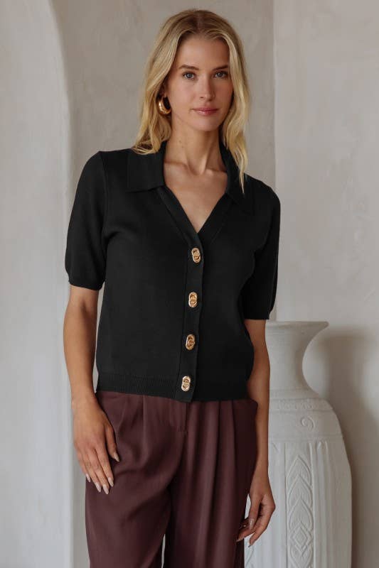 SKIES ARE BLUE - Short Sleeve Knit Top With Gold Twist Lock Buttons: Dark Olive