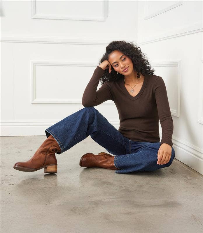 Karen Kane - Long Sleeve Ribbed V-Neck Top in Brown