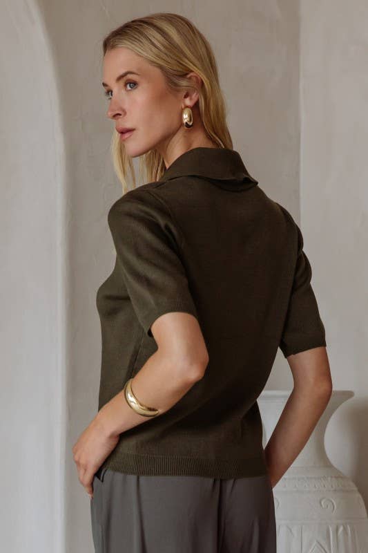 SKIES ARE BLUE - Short Sleeve Knit Top With Gold Twist Lock Buttons: Dark Olive